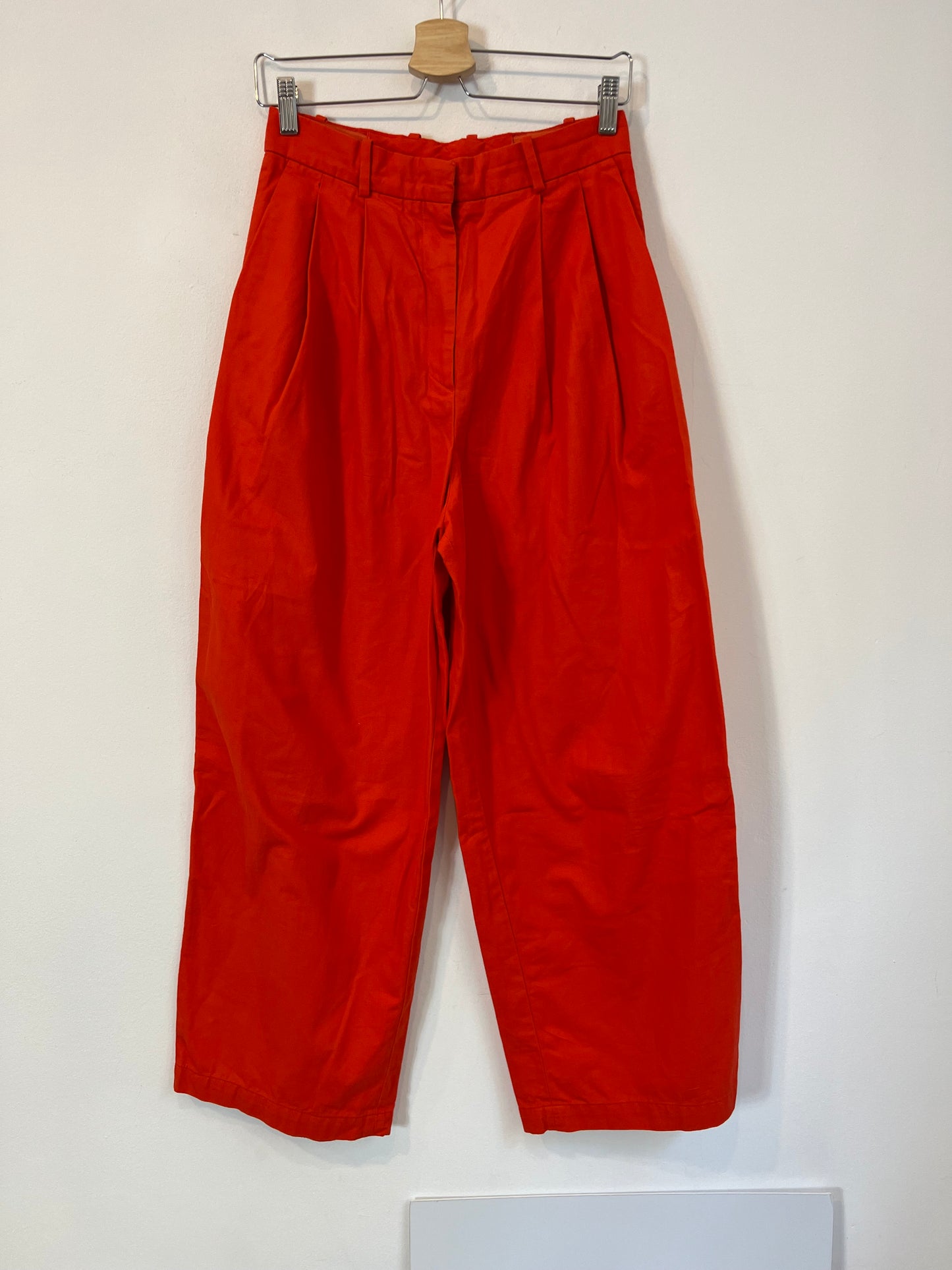 COS. Red pleated trousers S.34