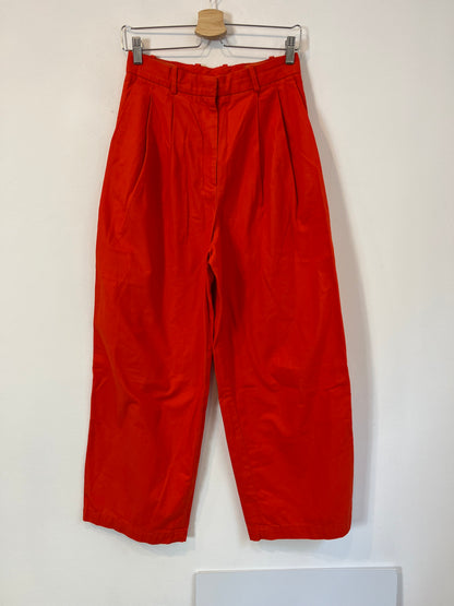 COS. Red pleated trousers S.34