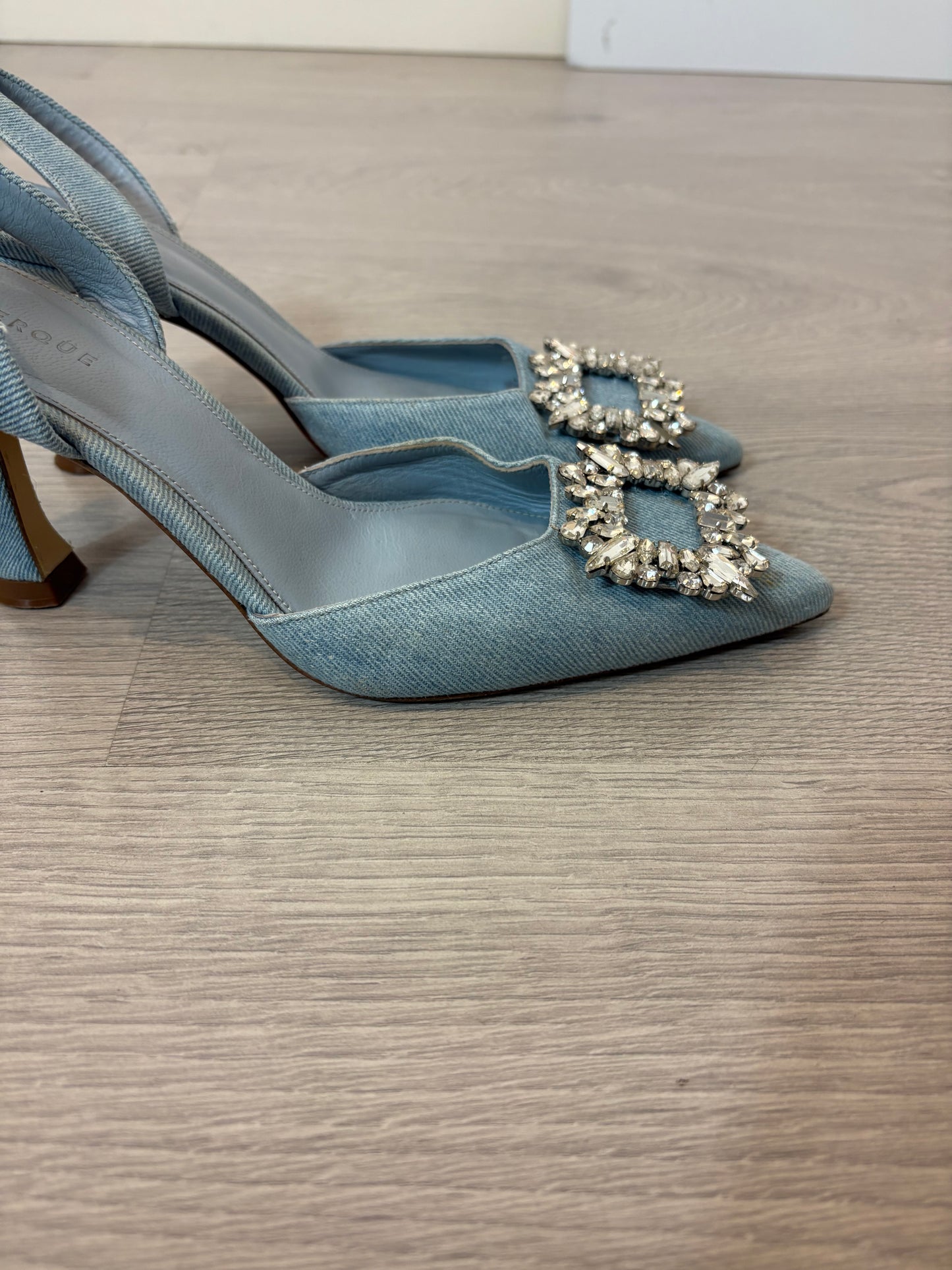 UTERQUE. Sandalia denim broche. T 38