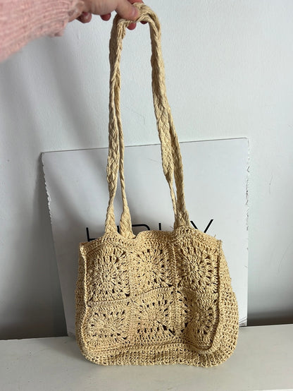 PULL&BEAR . Bolso rafia mediano