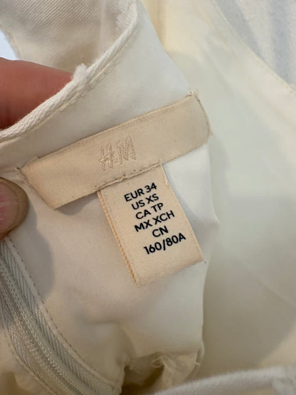 H&M. Vestido midi textura y vuelo. T XS