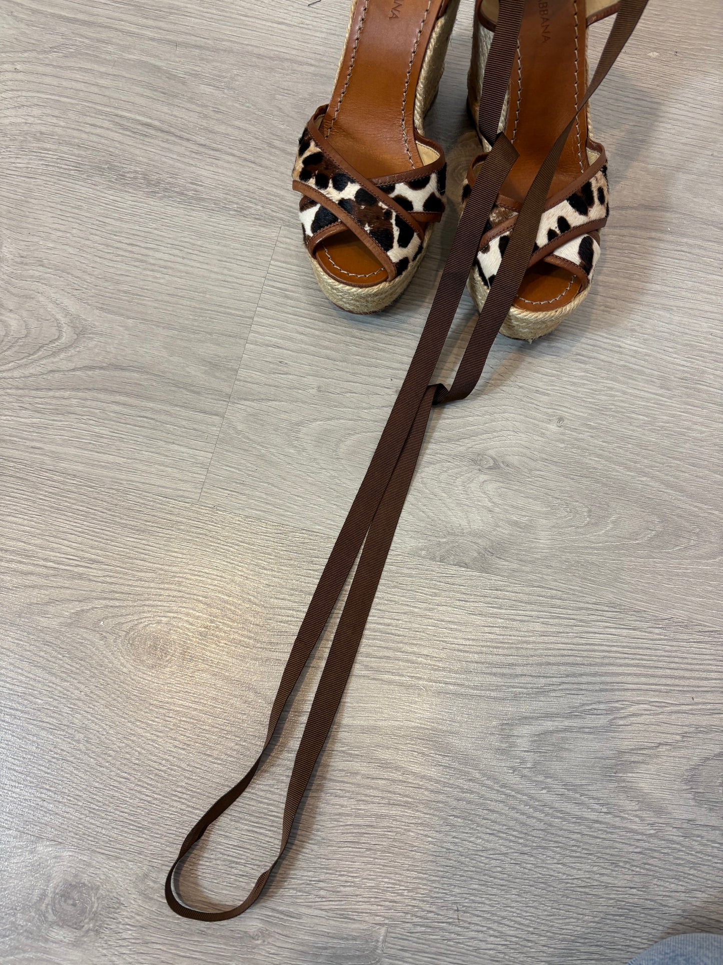 DOLCE & GABBANA. Cuñas animal print piel. T38