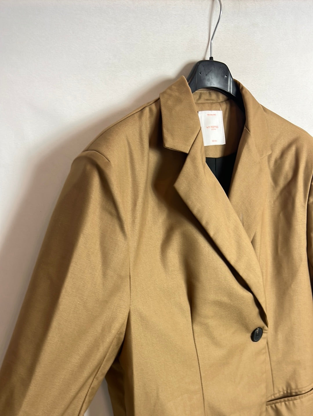 MY PEEPTOES. Camel oversized blazer with button detail on the back. XS-S (Tara)