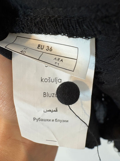 OTRAS. Blusa negra troquetalda