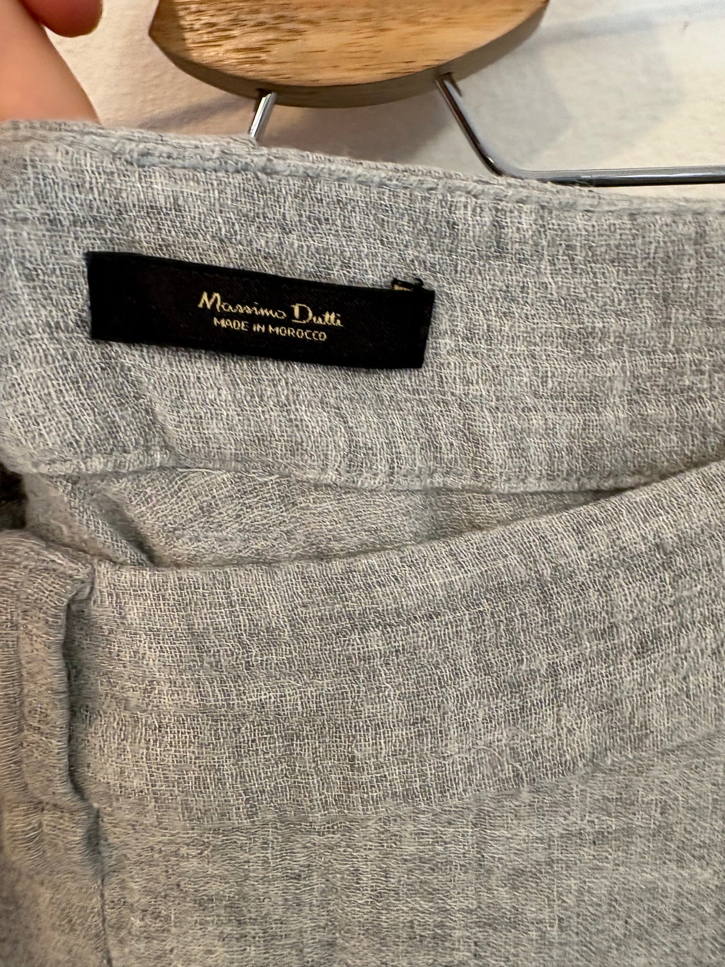 MASSIMO DUTTI. Falda midi gris textura
