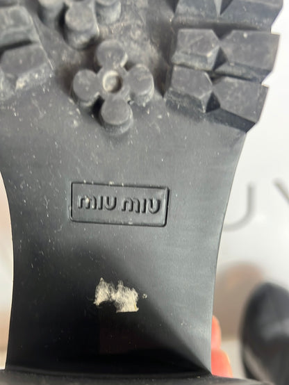 MIU MIU . Botines negros textura. T 39