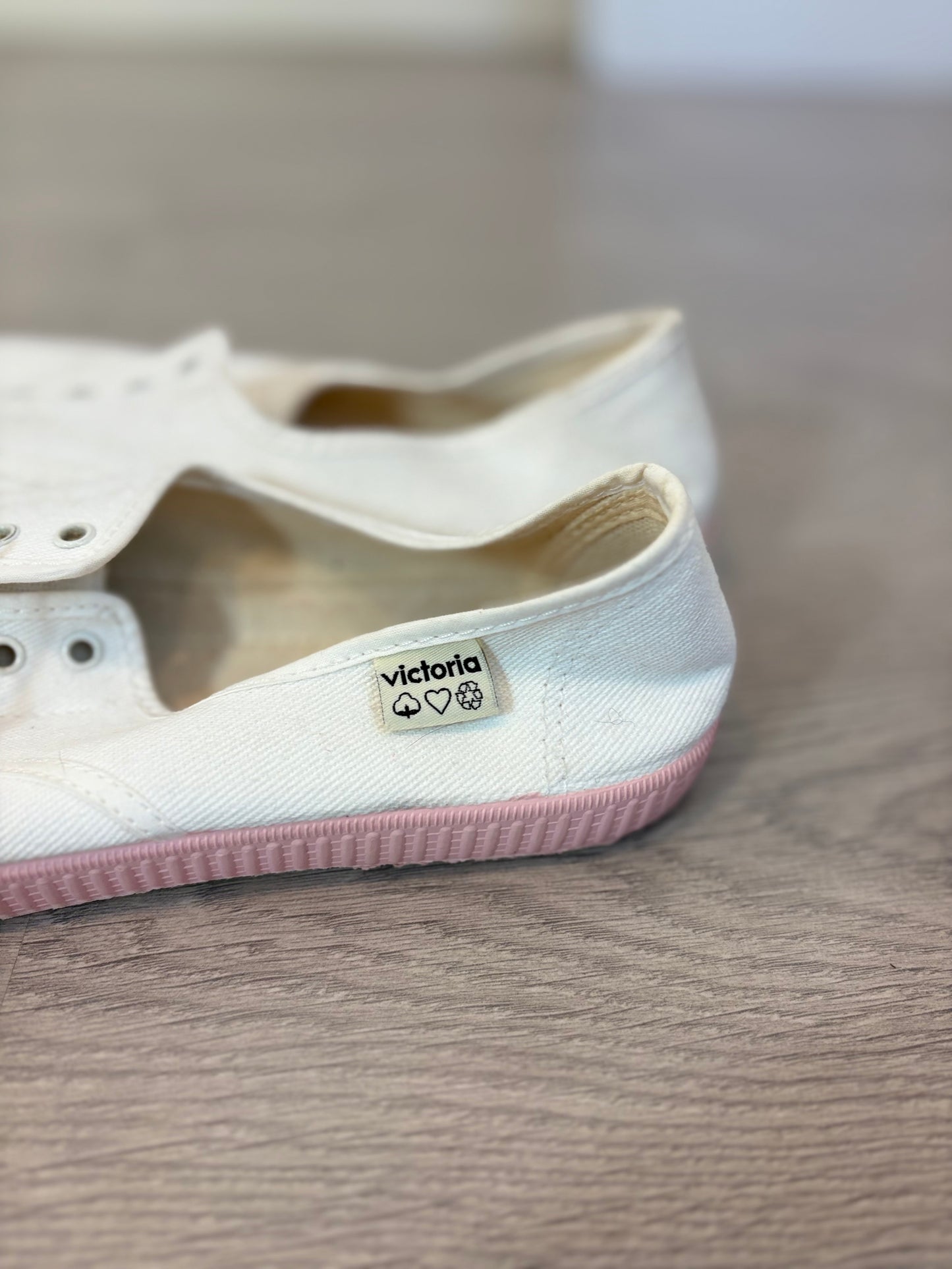 VICTORIA. Zapatilla blanca puntera. T 41