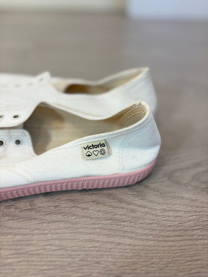 VICTORIA. Zapatilla blanca puntera. T 41