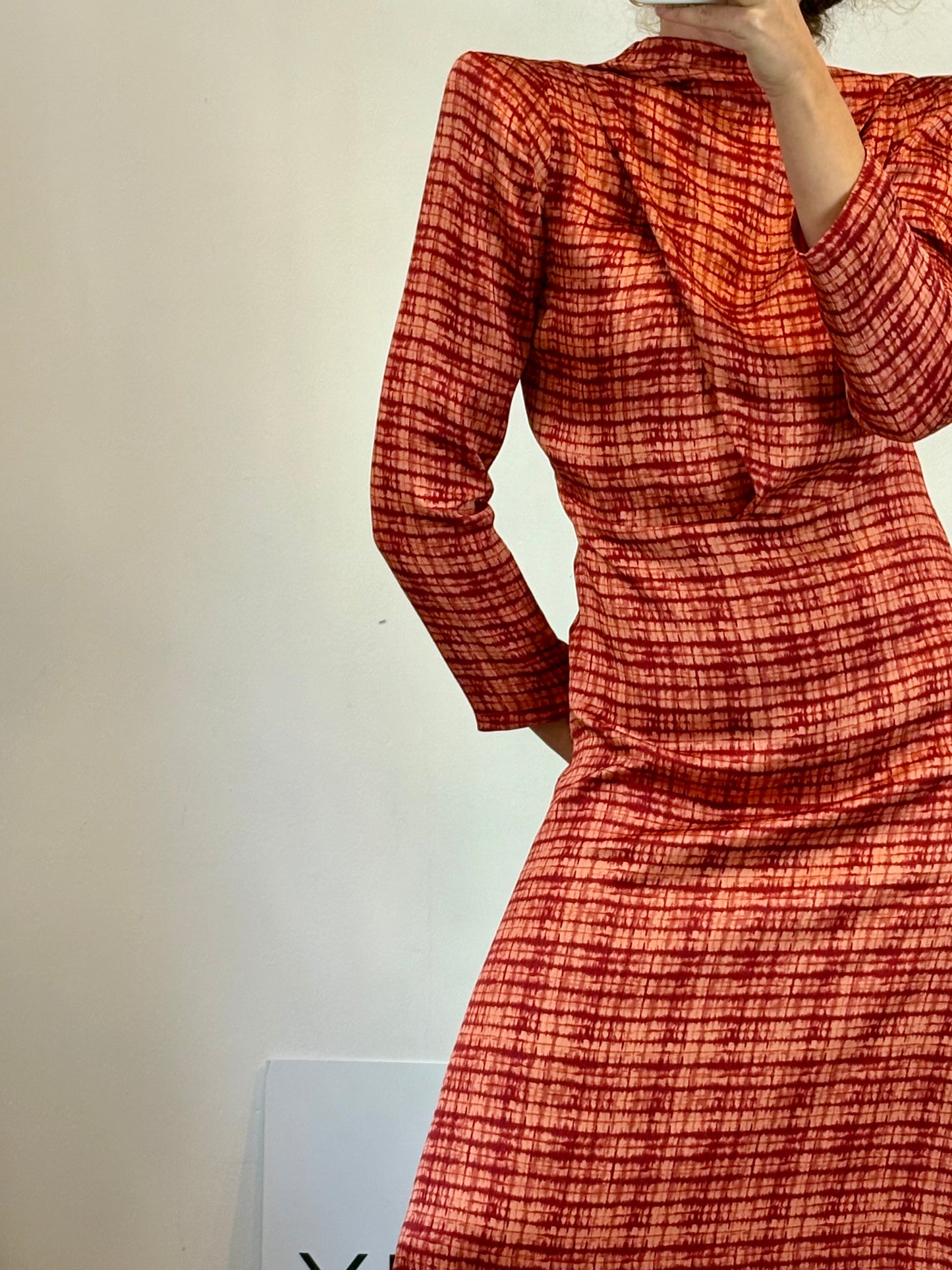 VOGANA. Vestido largo estampado hombreras