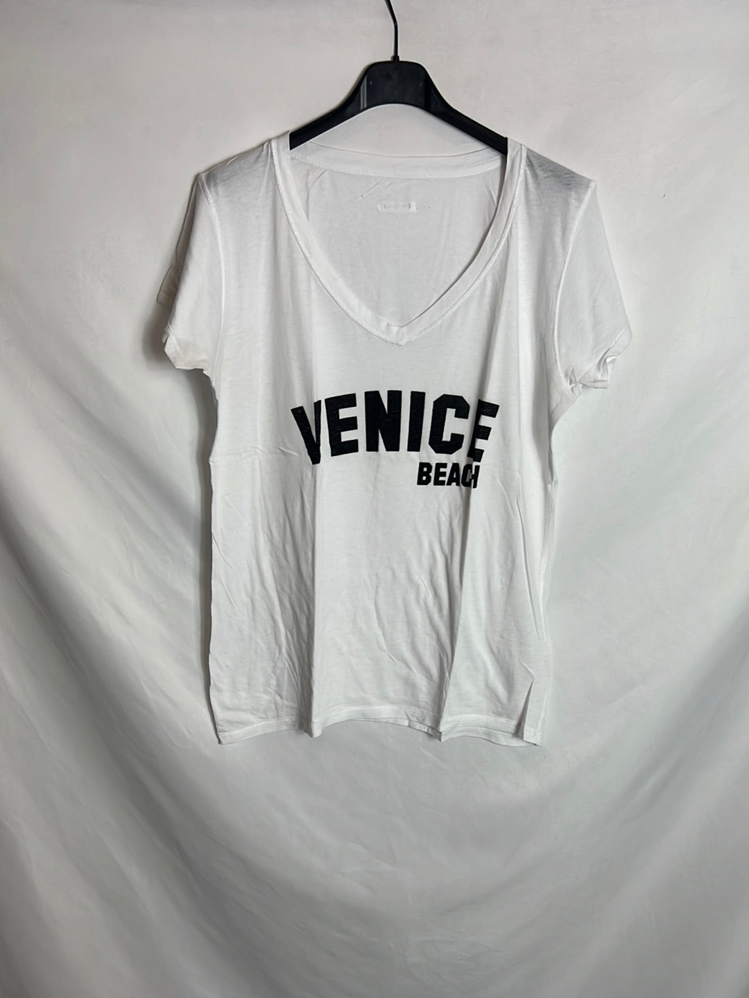 THE HIP TEE. White lettering T-shirt. TM/L