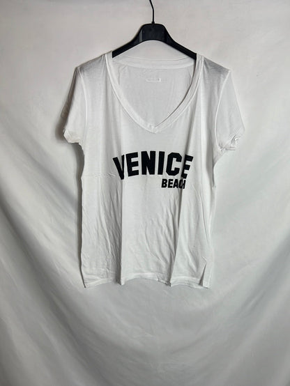 THE HIP TEE. White lettering T-shirt. TM/L