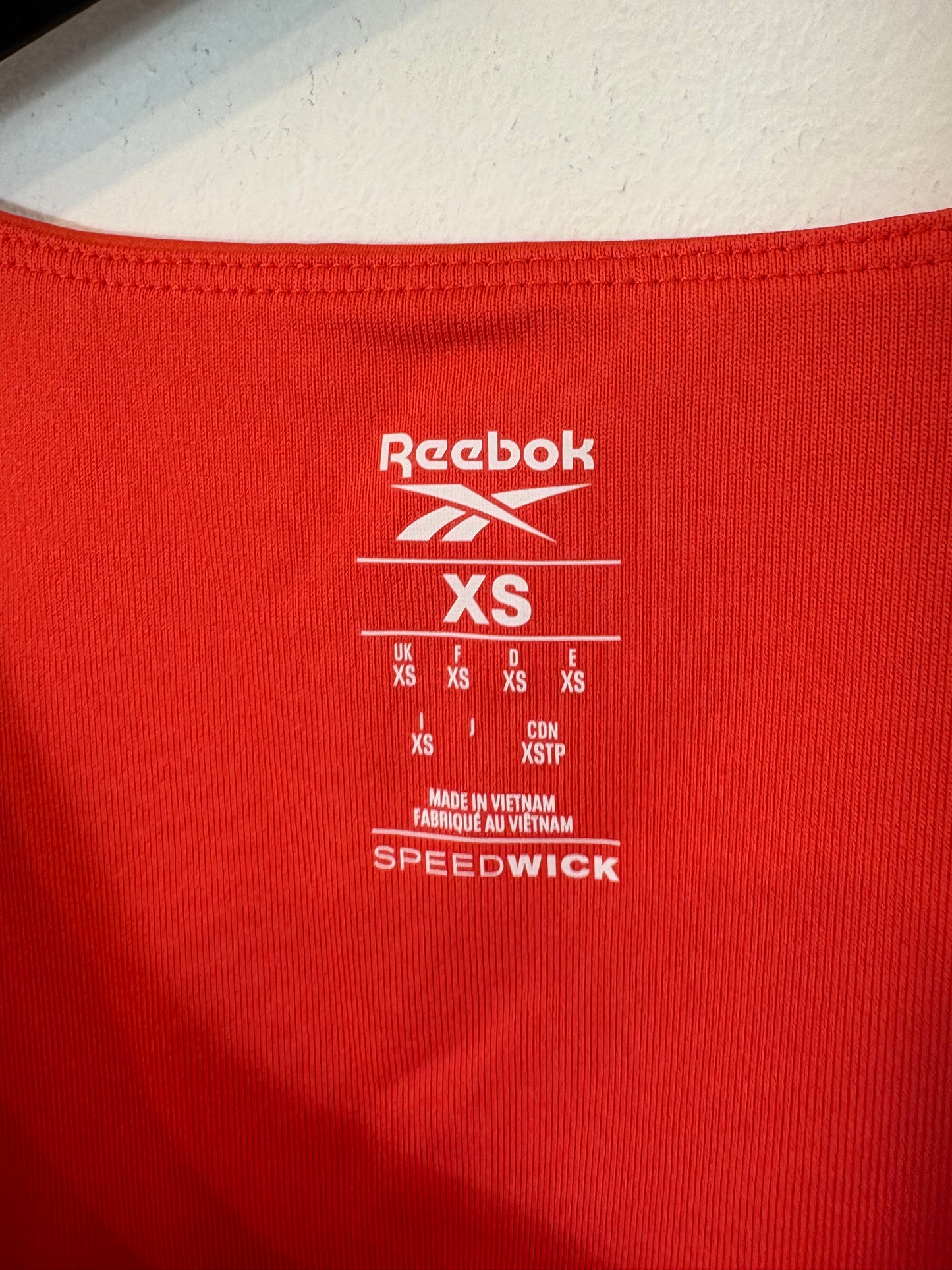 REEBOK. Top deportivo rojo. T XS
