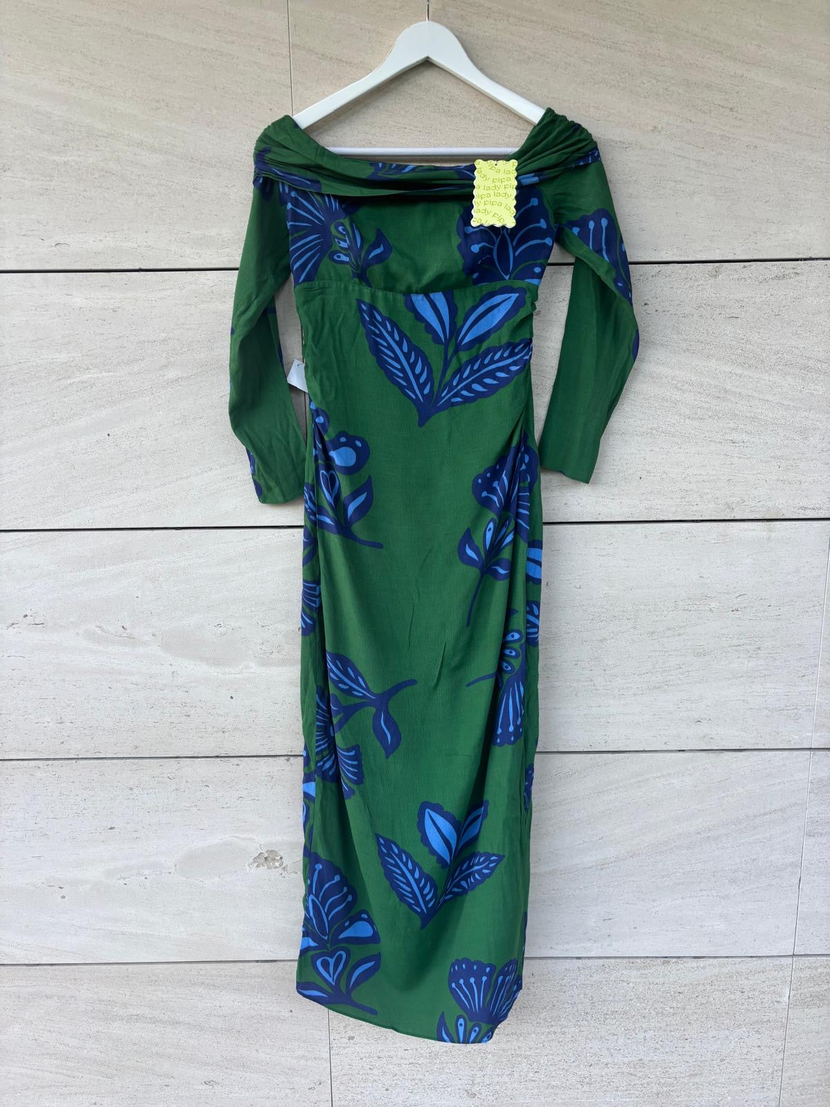 LADY PIPA. Vestido largo verde hojas detalle escote