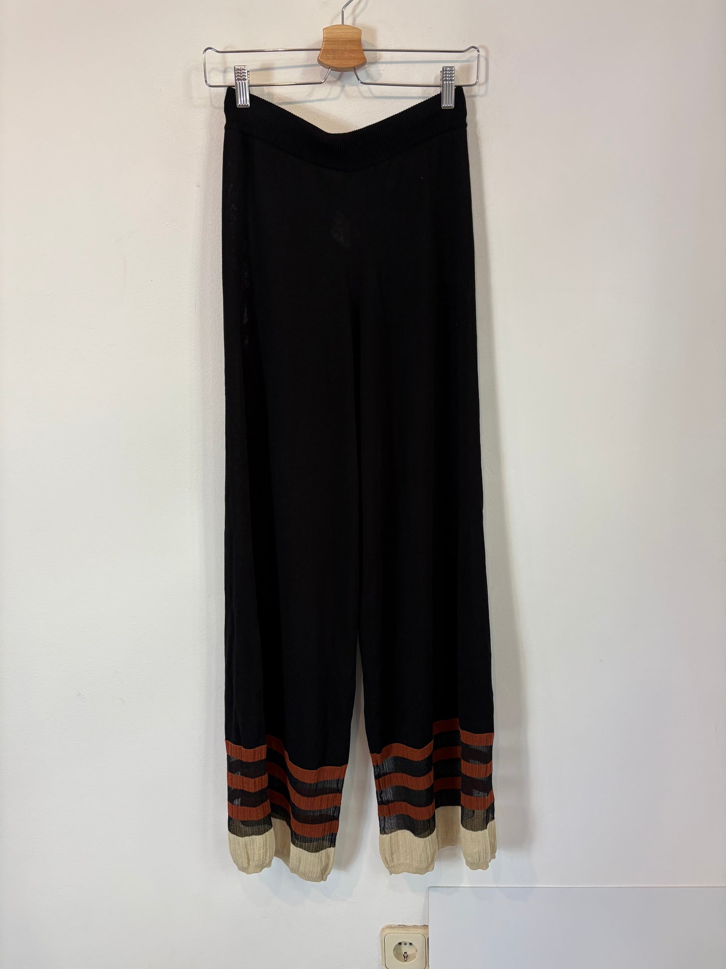 IS COMING. Conjunto punto rayas T.s