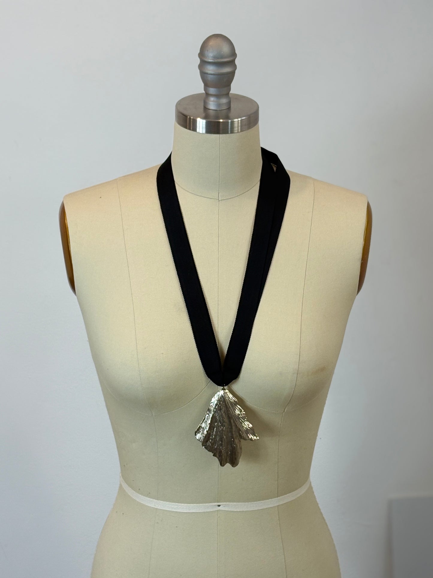 OTRAS. Collar ajustable colgante