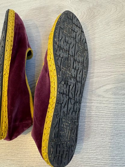 FLABELUS. Slippers berenjena y  mostaza
