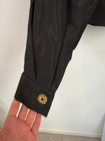 CARMEN MARCH. Chaqueta negra volumen