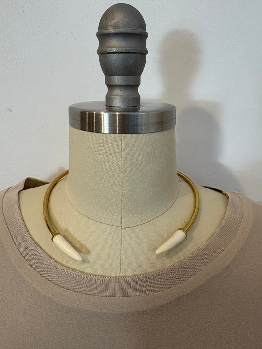 OTRAS. Gargantilla rígida dorada