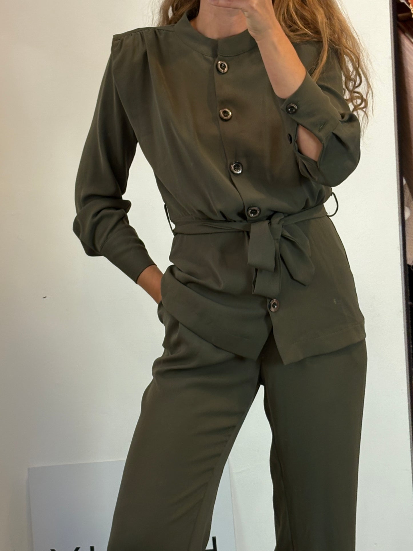 VOGANA. Total look verde fluido