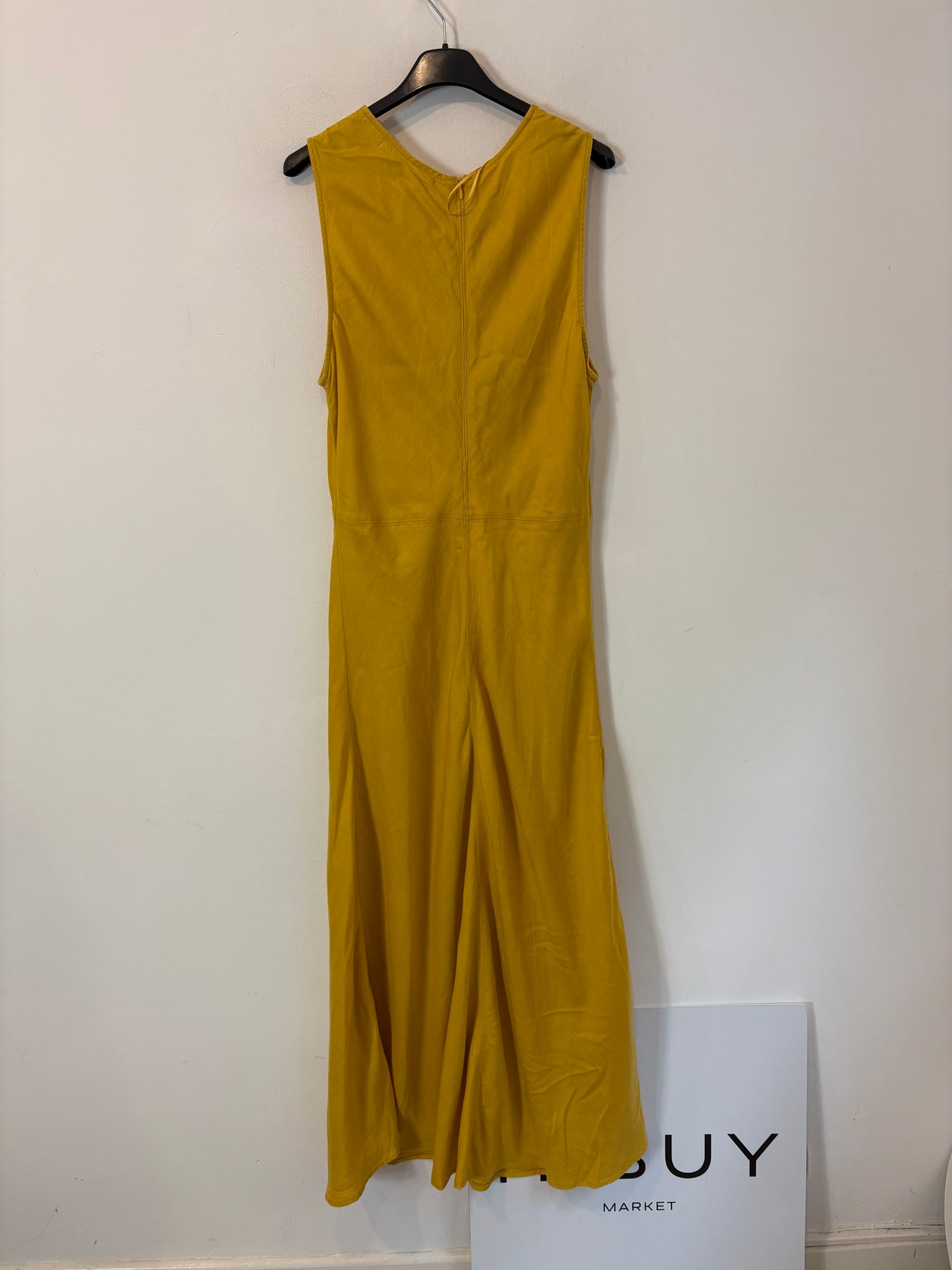 SFERA. Vestido largo mostaza fluido