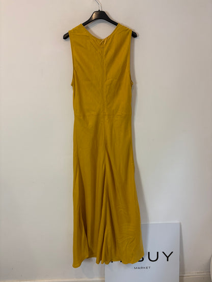 SFERA. Vestido largo mostaza fluido