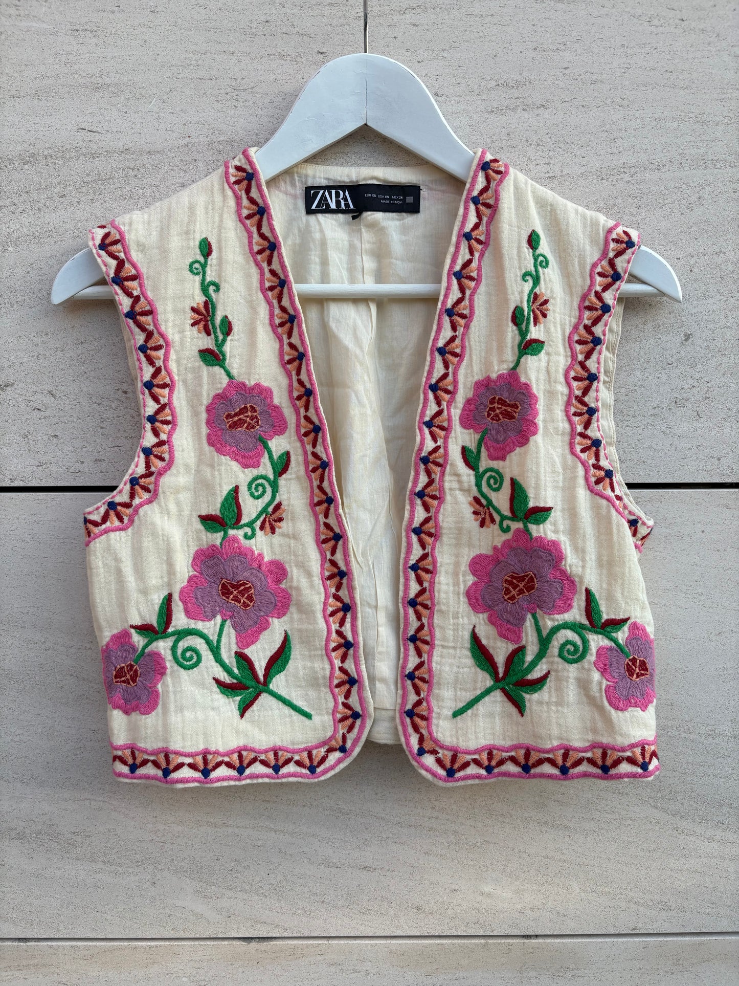 ZARA. Chaleco bordado colores