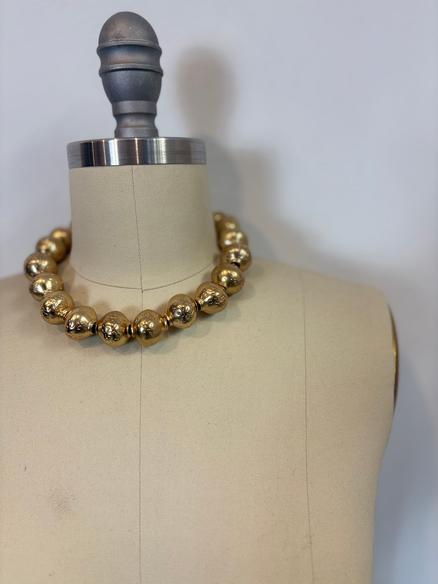 ZARA. Collar bolas doradas