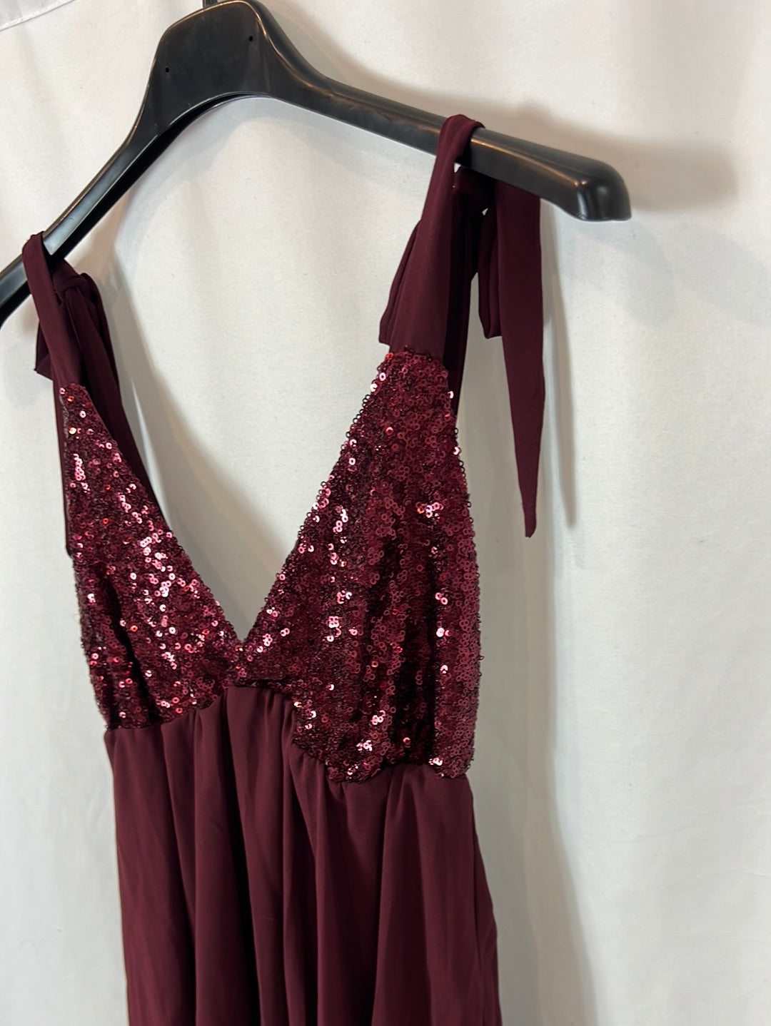 THE ARE. Burgundy top with sequin details. XS/S