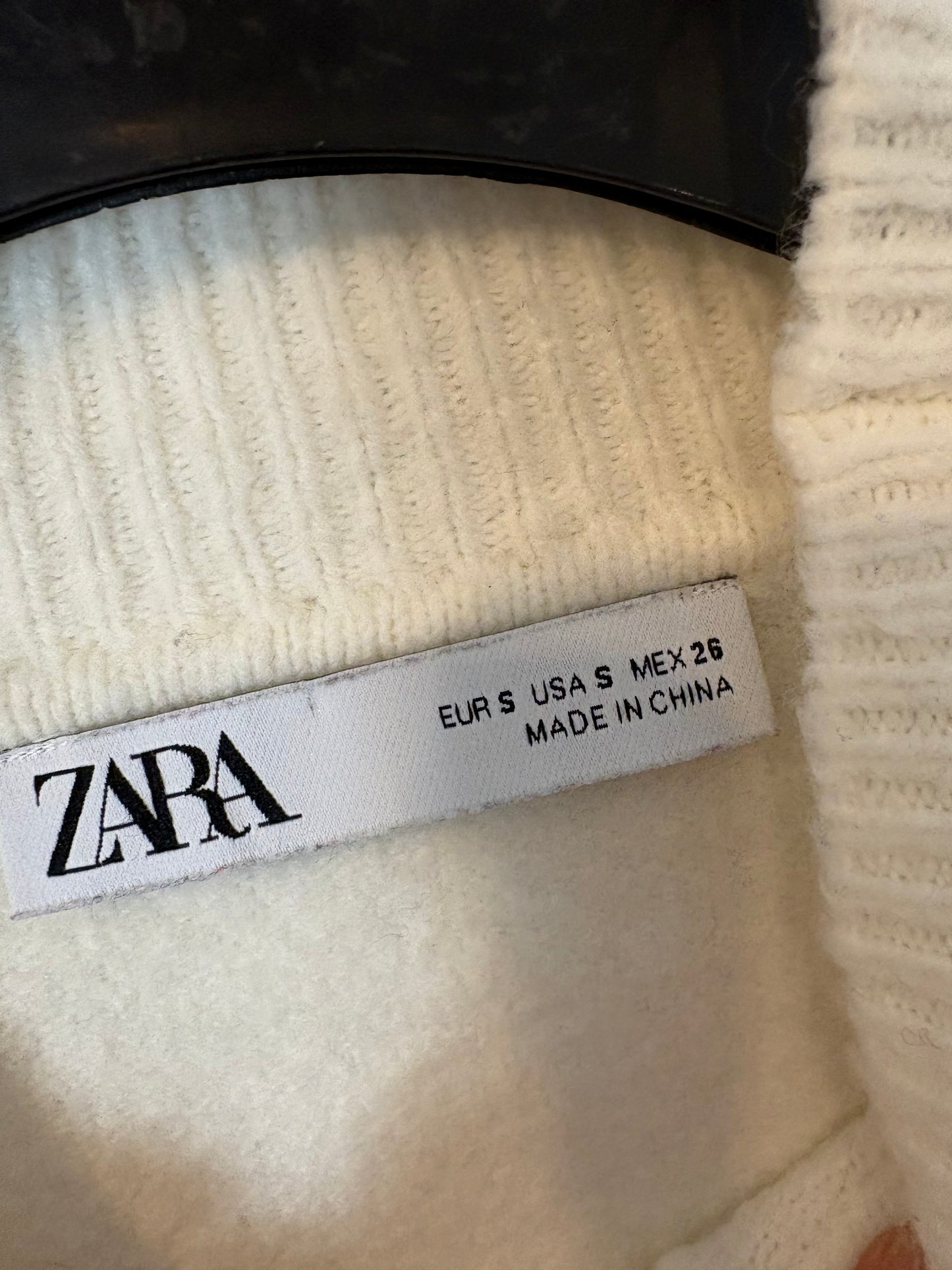 ZARA. White textured sleeve sweater. TS