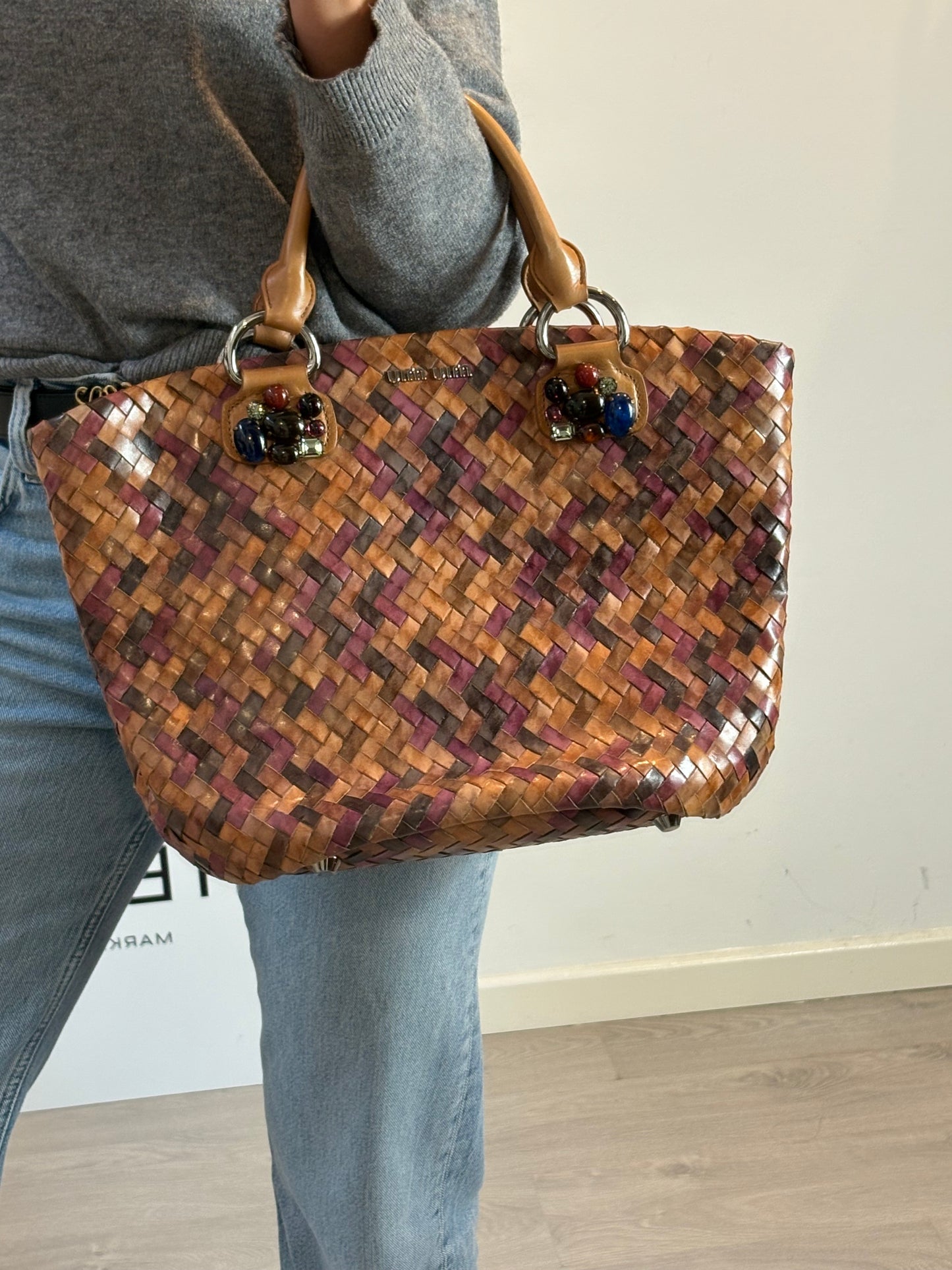 MIU MIU. Bolso trenzado piel