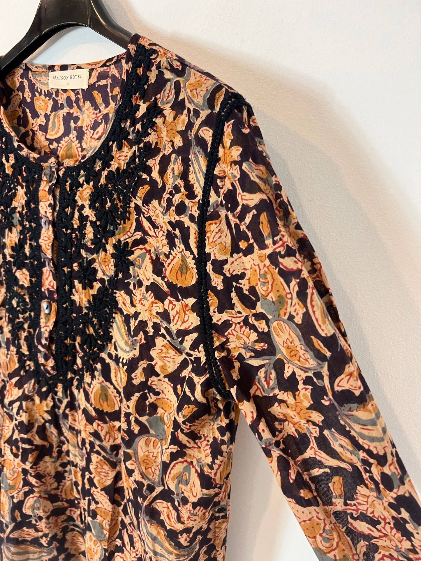 MAISON HOTEL. Floral cotton blouse Ts