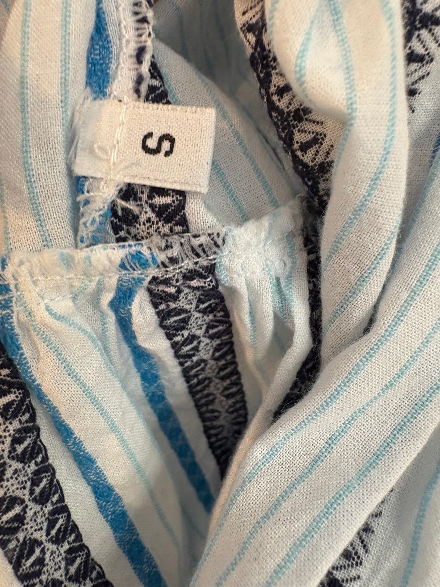 INESCRISTOS. Blusa de rayas detalle lazos