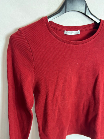 ZARA. Top canalé rojo oscuro. T M