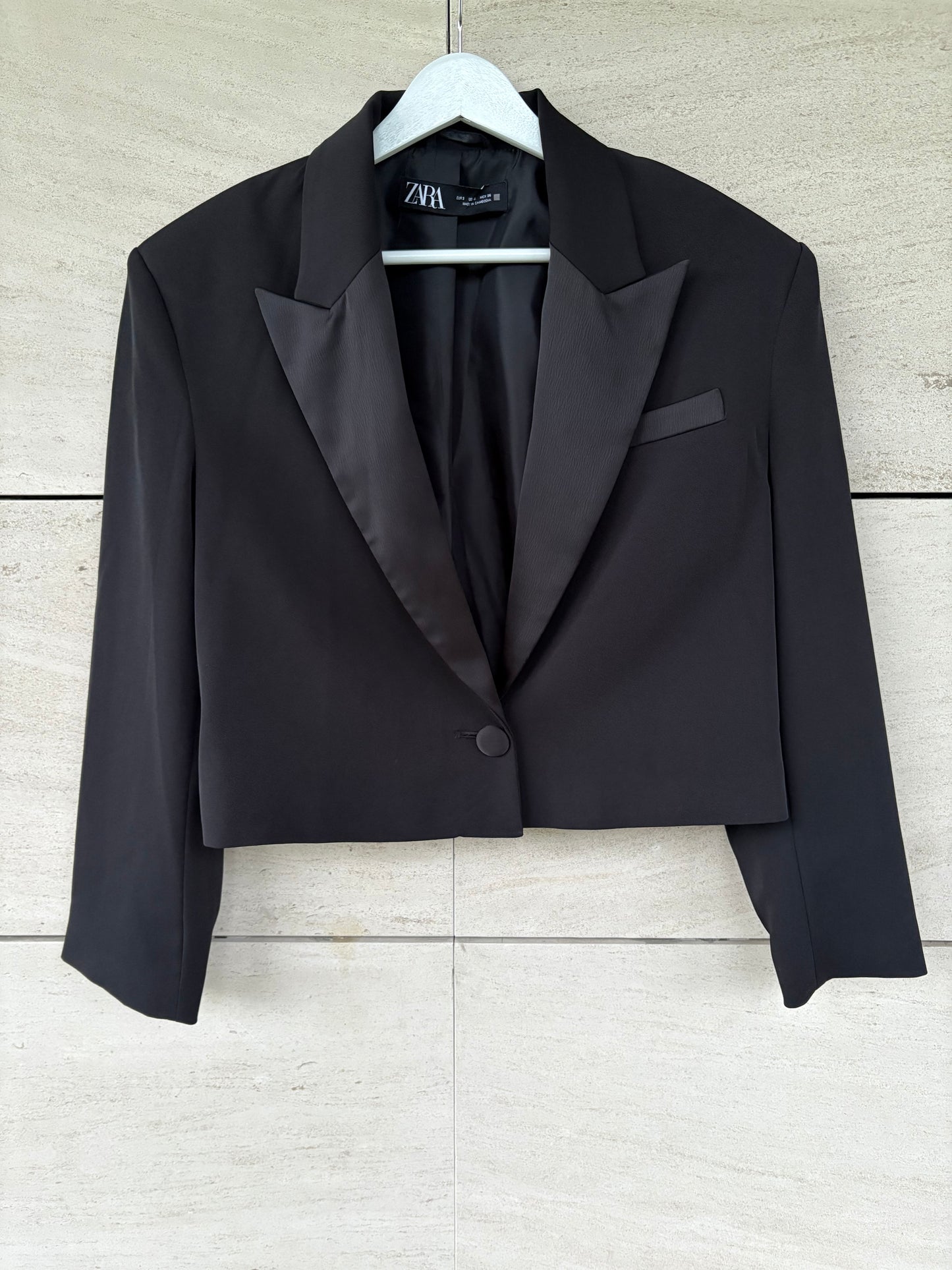 ZARA. Chaqueta cropped raso