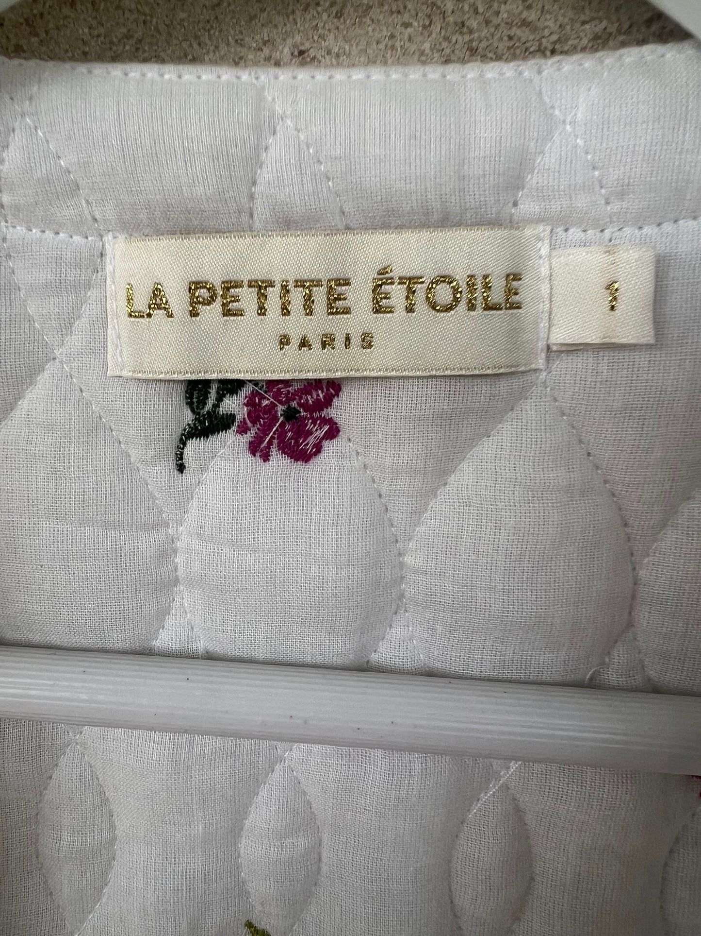 LA PETITE ÉTOILE. Chaleco blanco bordado T.1(s)