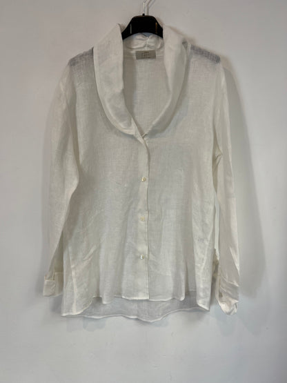 100% Capri. Linen blouse with neck and sleeve detail. TL