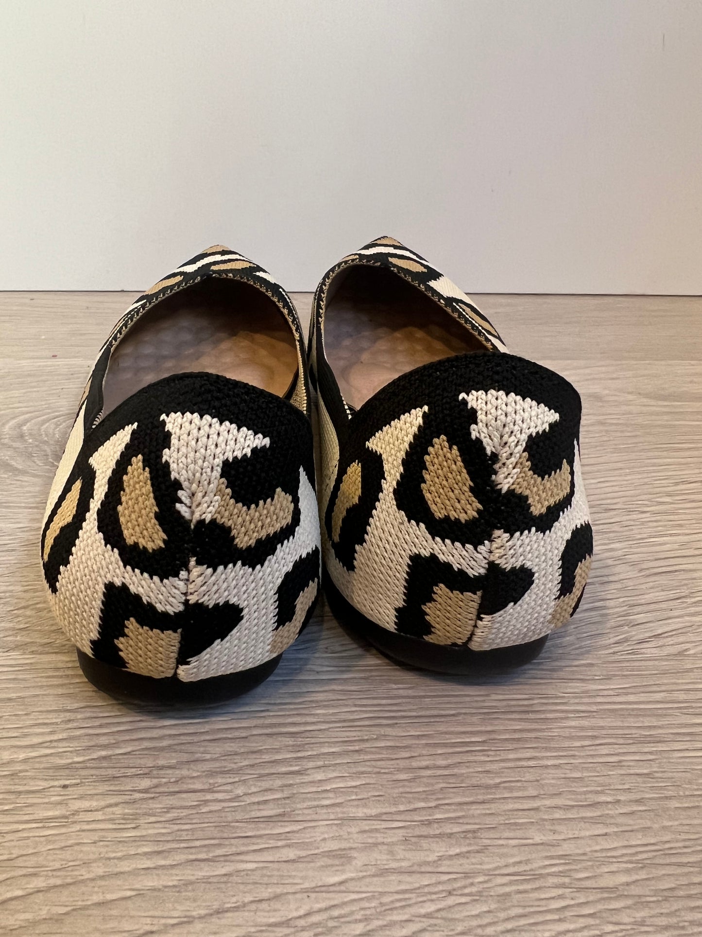 OTRAS. Zapato plano textura animal print. T 39