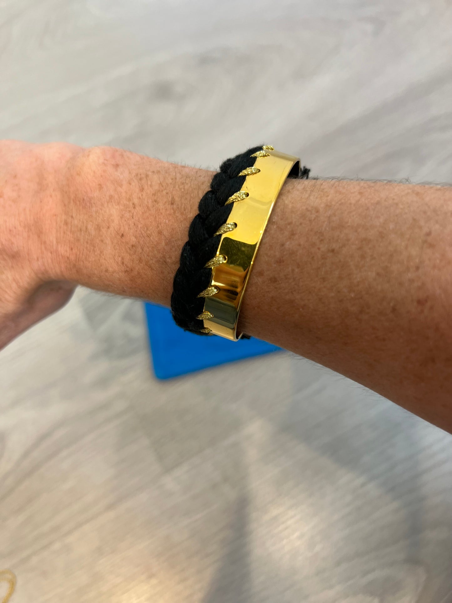 AURÉLIE BIDERMANN. Pulsera hilos y dorados