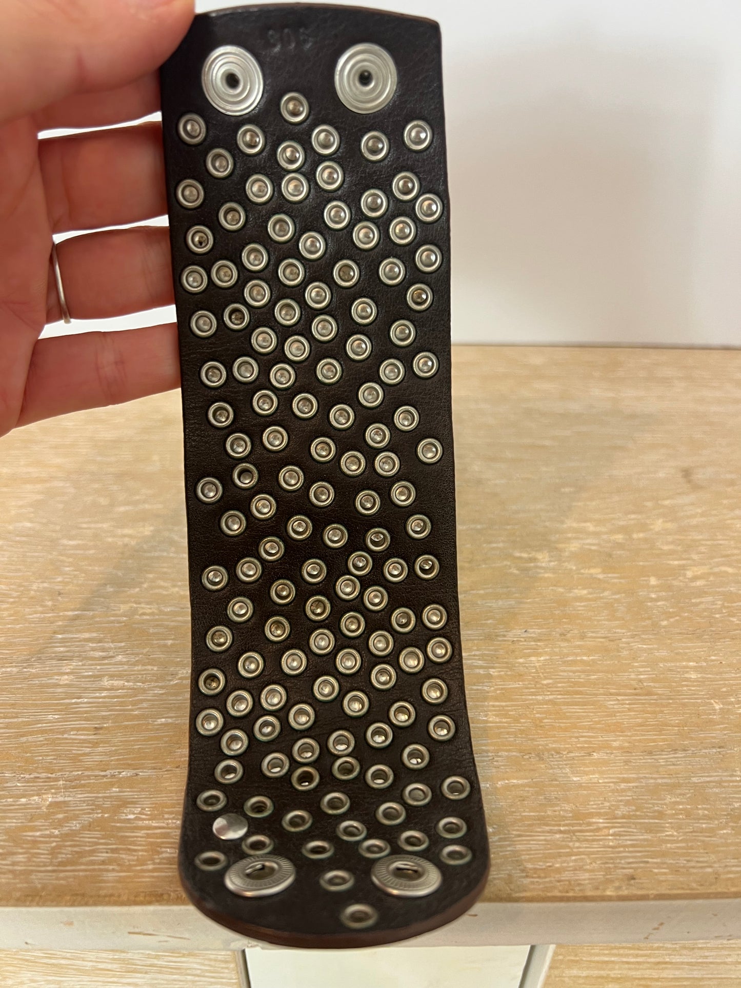 OTRAS. pulsera marrón tachuelas