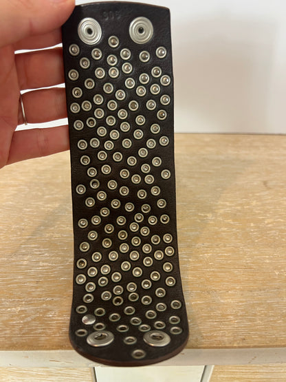 OTRAS. pulsera marrón tachuelas