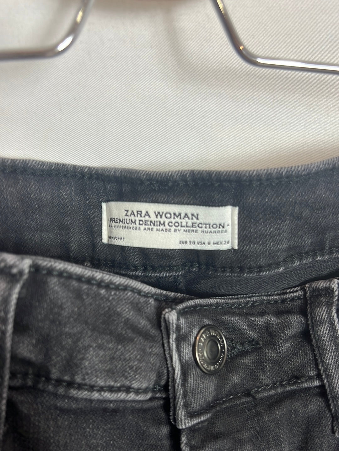 ZARA. Denim negro acampanado. T 38