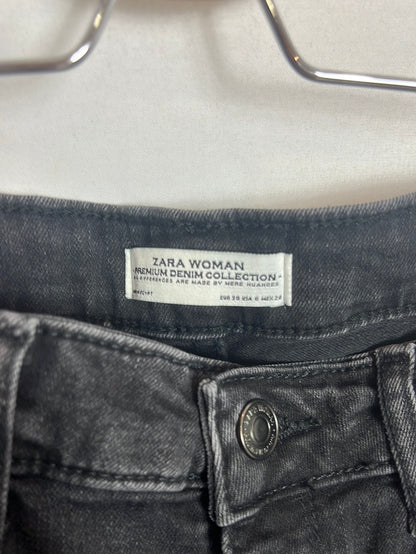 ZARA. Denim negro acampanado. T 38