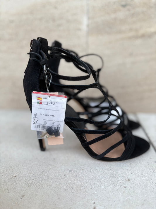 STRADIVARIUS . Sandalia negra tiras.T 37