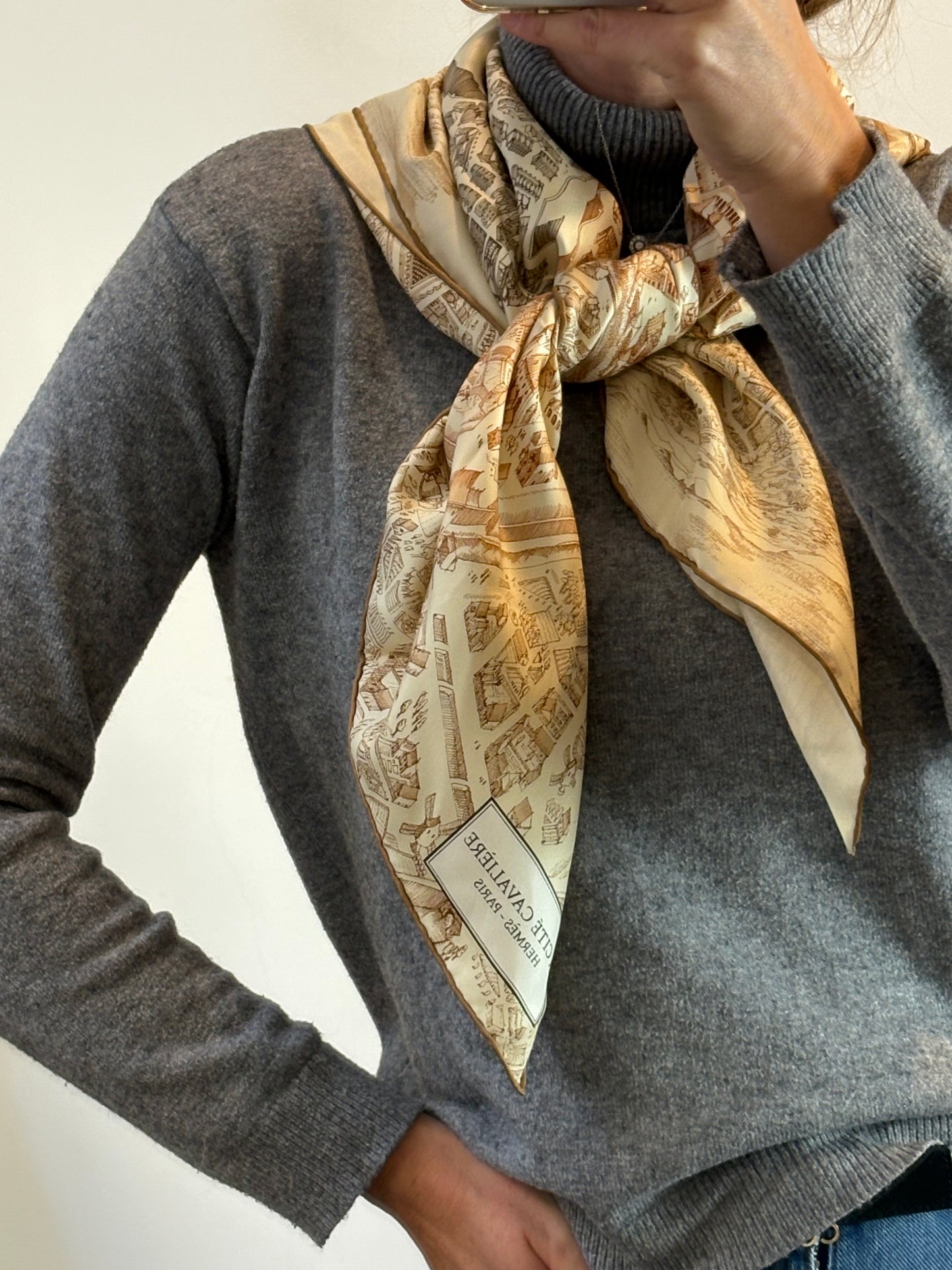 HERMÉS. Pañuelo seda La Cité Cavaliére