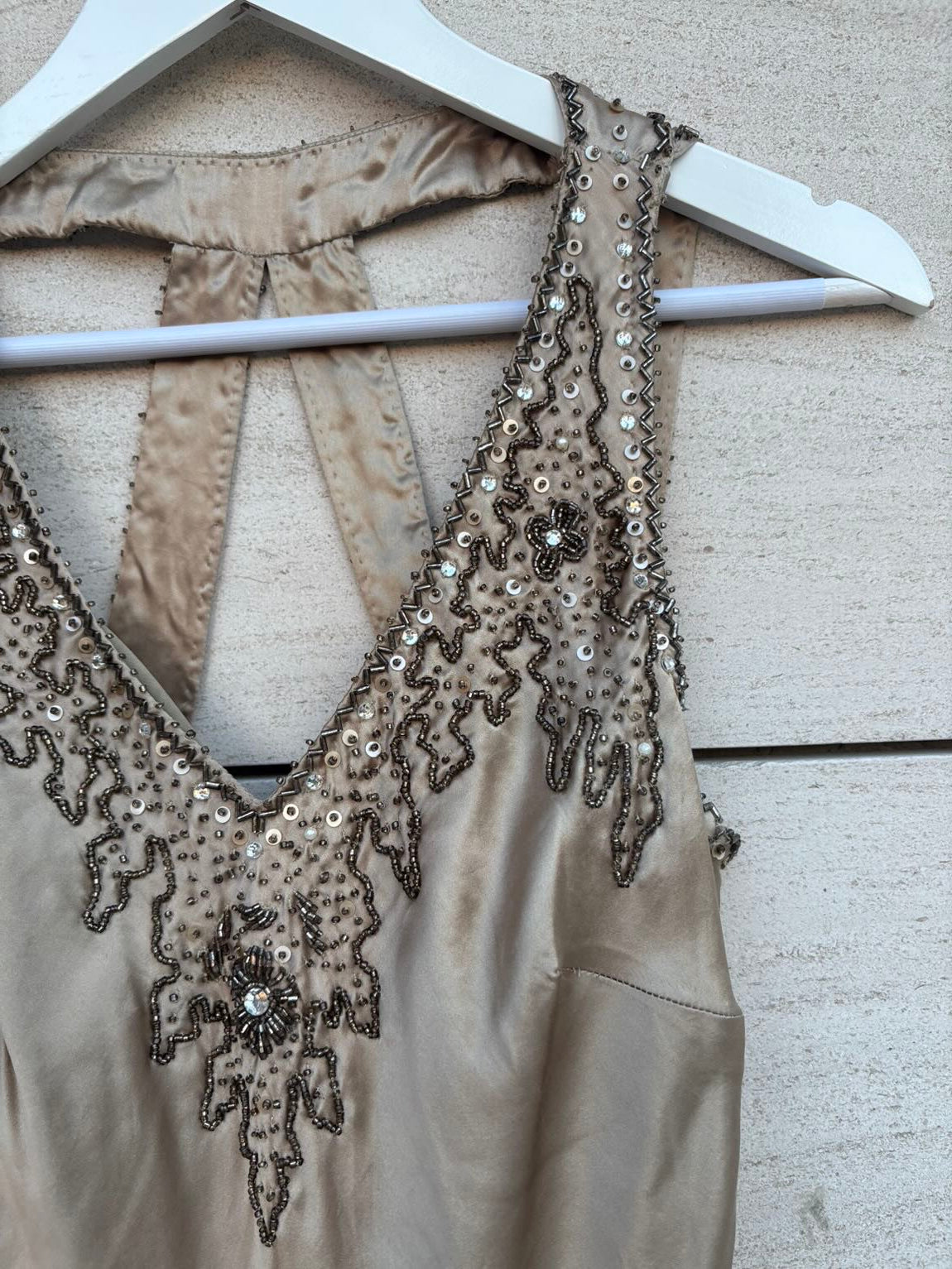 VERSACE Jeans Couture. Vestido de cóctel de seda beige con bordados