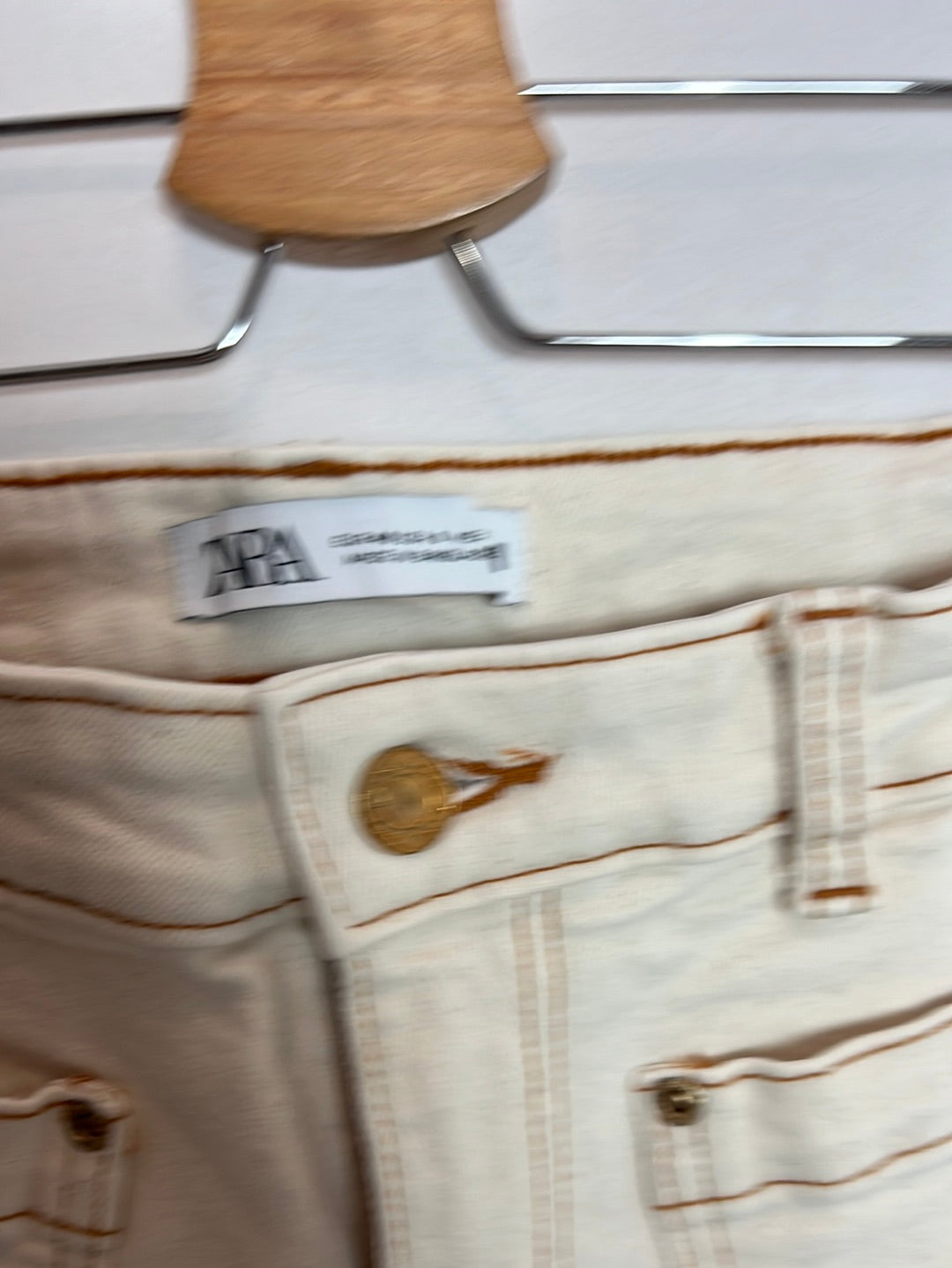 ZARA. Pantalón beige costura T.40