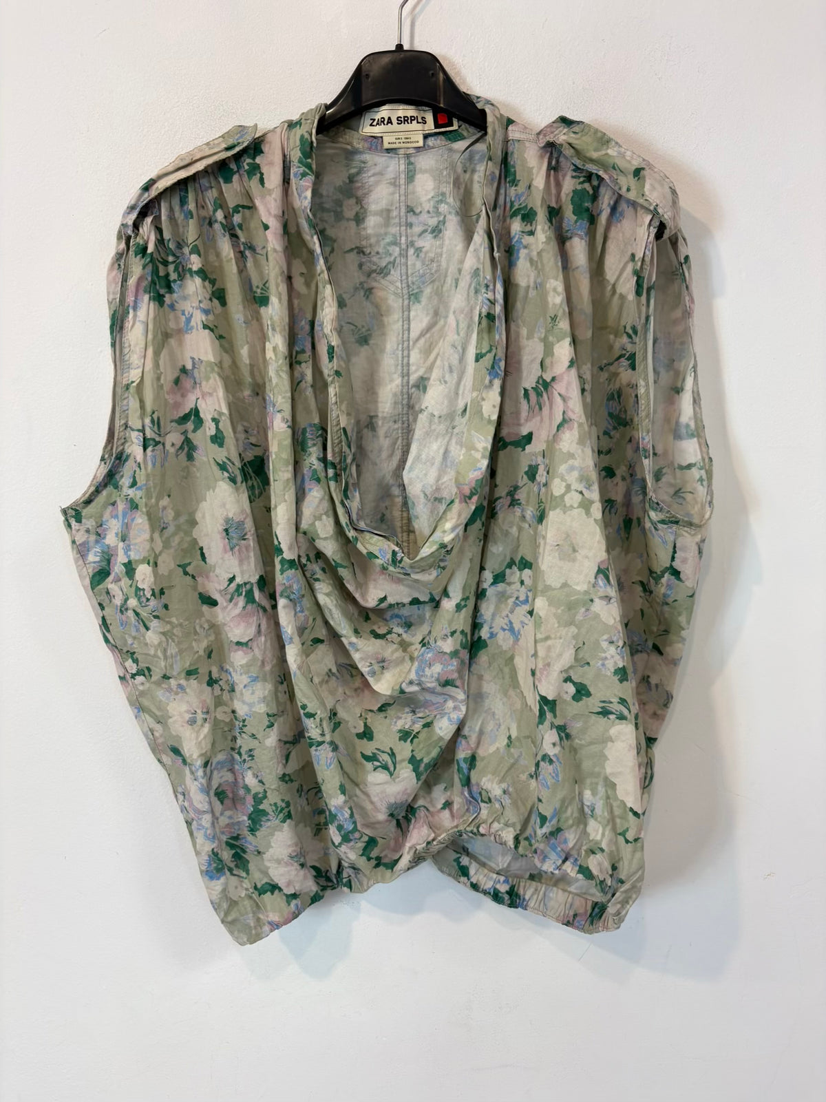 ZARA SRPLS. Top escote flores
