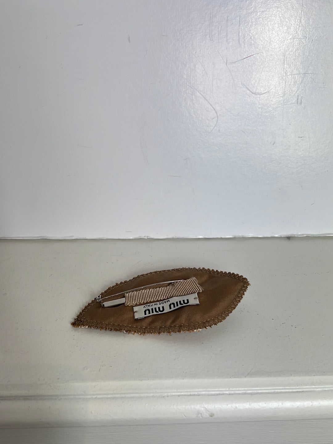 MIU MIU. Broche tela y pedrería