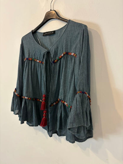 ZARA. Chaqueta azul ligera detalles