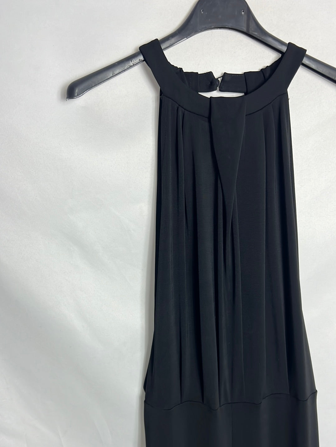 VERÓNICA PACHECO. Mono negro fluido cuello halter. T S